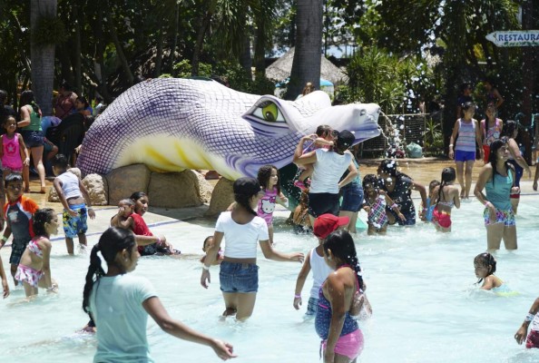 Hondureños abarrotan balnearios para conmemorar el Día del Niño