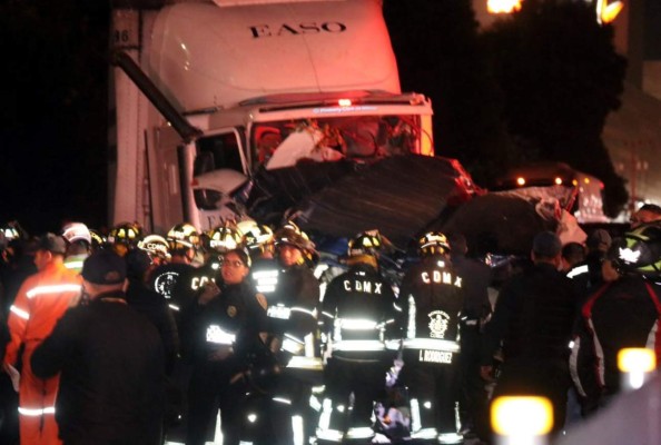 México: Tráiler embiste a docena de vehículos y mata a diez personas