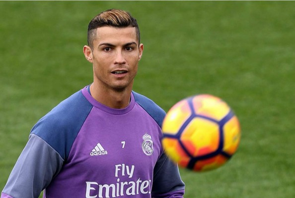 Cristiano Ronaldo sorprende con nuevo 'look' previo a conocer el ganador del Balón de Oro