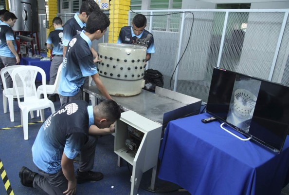 Alumnos del Itee exponen desplumadora de pollos en feria anual