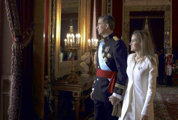El Rey de España prohíbe trabajar a toda la familia real