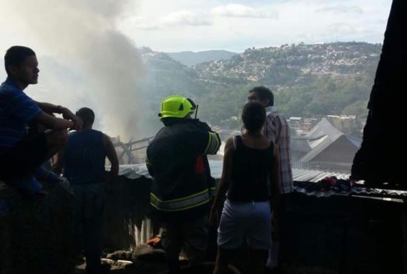 Incendio consume cuatro viviendas en Tegucigalpa