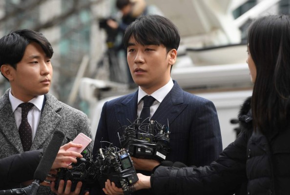 Estrellas del K-Pop aceptan cargos en escándalo sexual