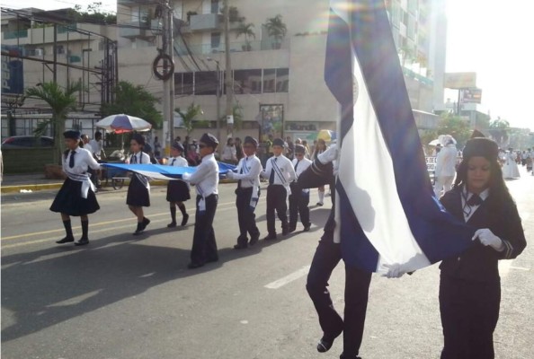 Estudiantes hondureños desfilan en San Pedro Sula en honor a la patria