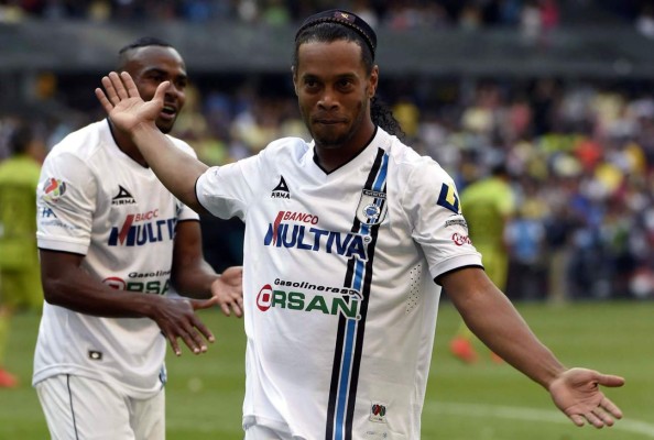 Ronaldinho puso el Azteca a sus pies en menos de 10 minutos