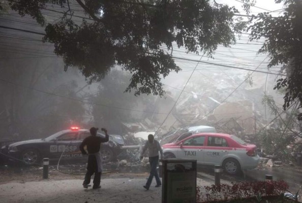 Video: El dramático momento en que un edificio colapsa en México