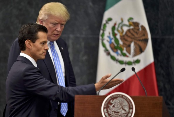 Trump a Peña Nieto: 'EUA tiene el derecho de construir un muro”