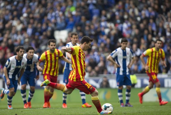 El Barça se lleva el derbi catalán con un gol de penal de Leo Messi
