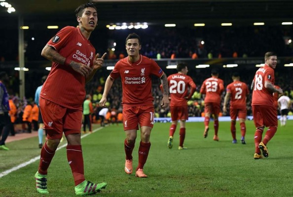 Liverpool deja al Manchester United contra las cuerdas