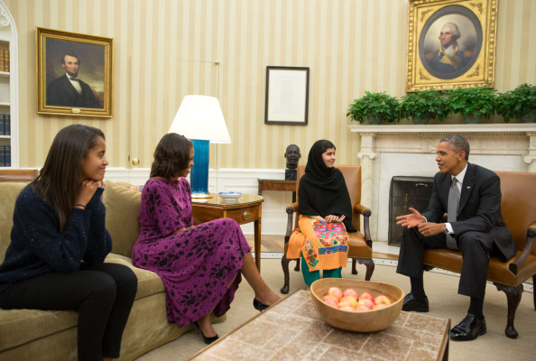 Obama escucha con atención a Malala