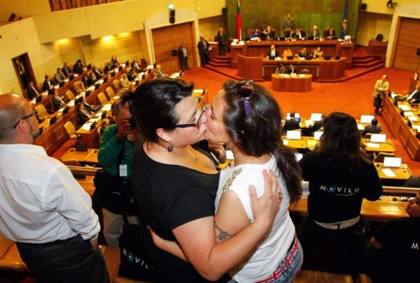 Chile aprueba uniones civiles para homosexuales