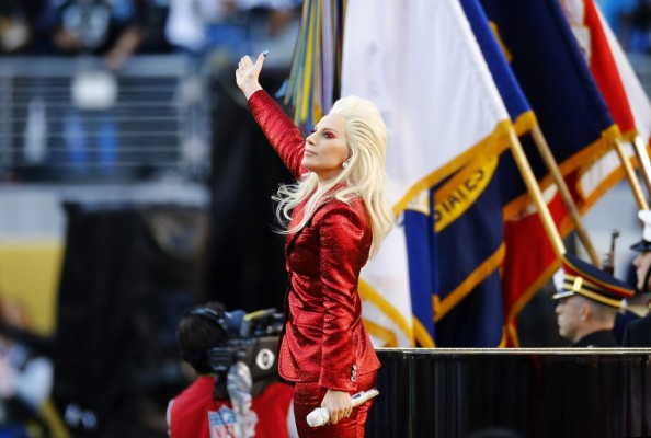 Lady Gaga conquista con su voz en el Super Bowl