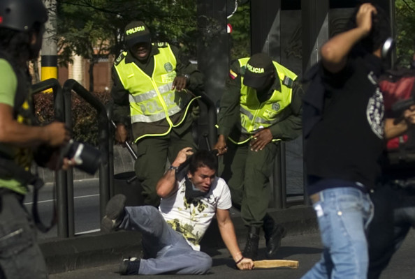 Santos militariza Bogotá, protestas de campesinos dejan dos muertos