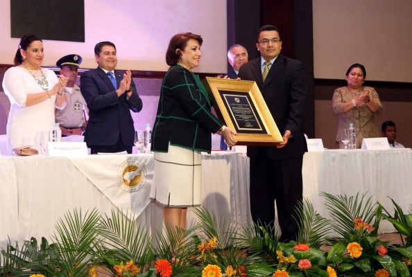 Con premio, directora de LA PRENSA hizo historia