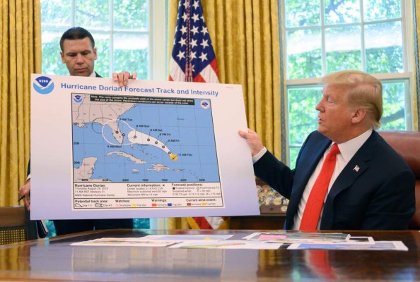 Trump muestra un mapa 'falso' sobre la trayectoria de Dorian en EEUU