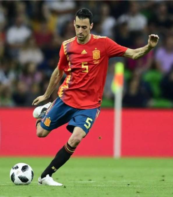 En el centro del campo de España estará parado Sergio Busquets. Foto AFP