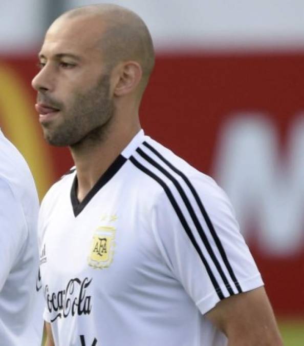 Argentina's forward Lionel Messi (L) gestures next to midfielder Javier Mascherano during a training session of Argentina's national football team at the team's base camp in Bronnitsy, near Moscow, on June 11, 2018 ahead of the Russia 2018 World Cup football tournament. / AFP PHOTO / JUAN MABROMATA