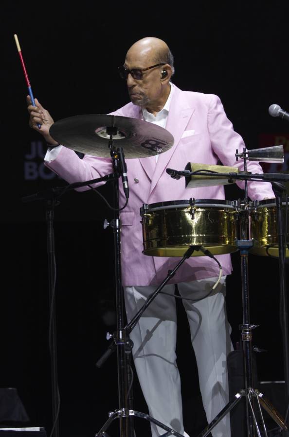 Willie Rosario durante un concierto celebrado en el Coliseo José Miguel Agrelot, en San Juan (Puerto Rico).