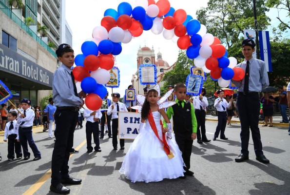 Color y fervor en los desfiles de estudiantes en Honduras