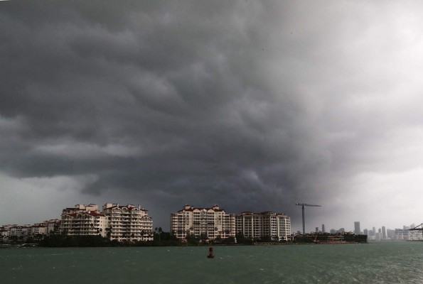 Parte de la Florida comienza a quedarse sin energía por huracán Irma  