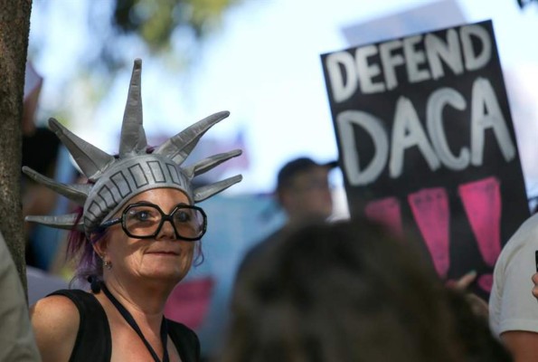 Jóvenes del DACA en EUA buscan contra reloj una renovación