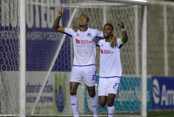 Eddie Hernández celebrando su gol con Jerry Bengtson. Foto Ronald Aceituno