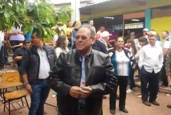Liberales y nacionalistas se enfrentan en centro de votación en Tegucigalpa