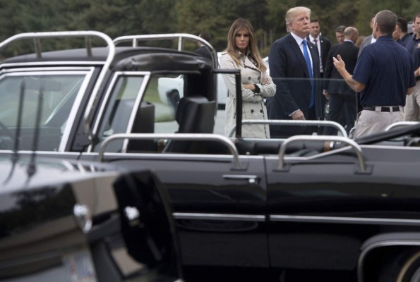 US President Donald Trump and First Lady Melania Trump look at a 1983 Cadillac limousine used by former President Ronald Reagan at the United States Secret Service James J. Rowley training facility in Beltsville, Maryland, on October 13, 2017. / AFP PHOTO / SAUL LOEB