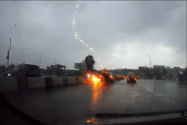Video viral: rayo impacta dos veces en el mismo automóvil; se salvan de milagro