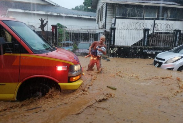 Lluvias provocan inundaciones y evacuaciones en Islas de la Bahía