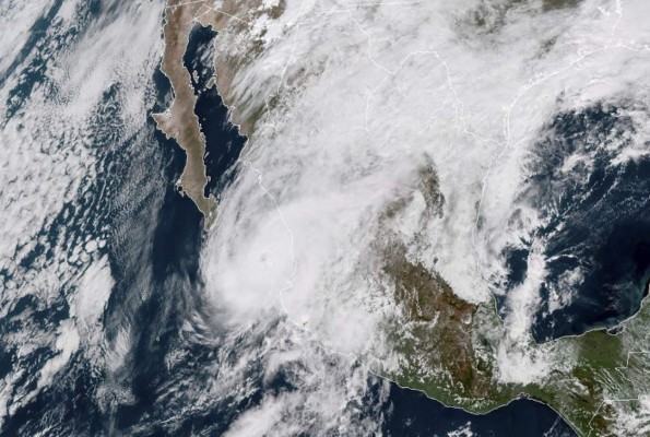Huracán Willa comienza a golpear las costas de México