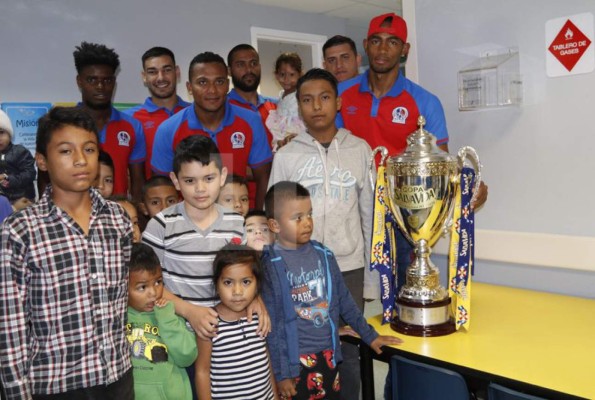 Olimpia dejó a un lado los entrenamientos y visitó Hospital Infantil María de Tegucigalpa