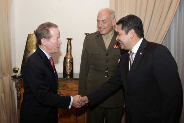 William Brownfield habla sobre seguridad con el presidente de Honduras, Juan Orlando