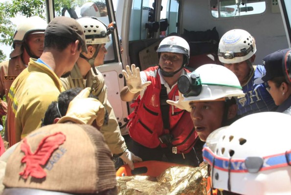 Fotos del rescate de tres mineros de los once atrapados en Honduras