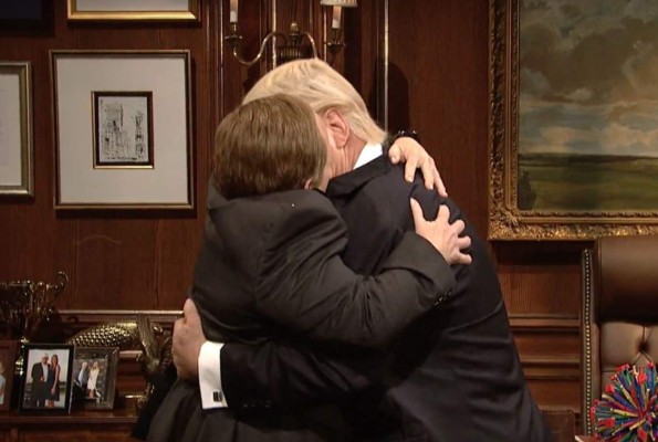 El polémico beso entre 'Trump y Spicer' dispara audiencia de SNL