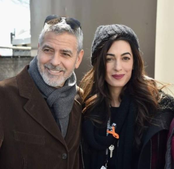 George y Amal Clooney han venido apoyando la causa desde que los estudiantes comenzaron a demandar al gobierno un control de armas. La pareja incluso donó dinero para la fundación que los representa.<br/><br/>