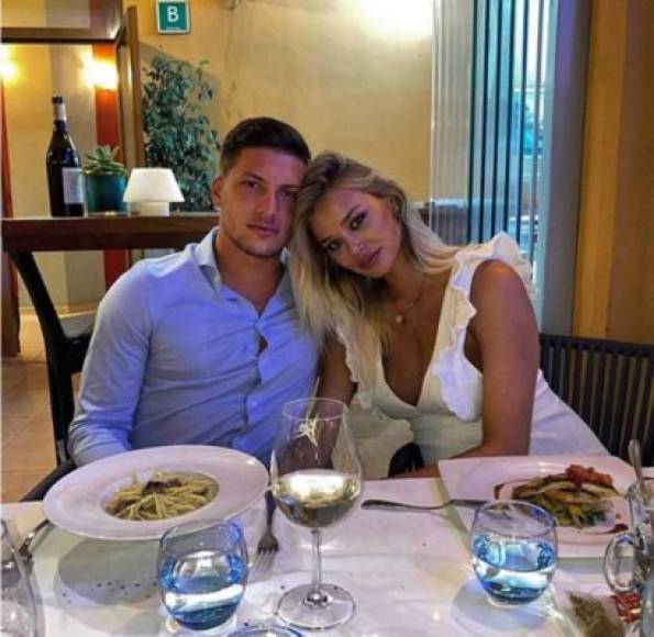 El jugador del Real Madrid, Luka Jovic, disfruta de una cena en la compañía de su pareja Sofía.