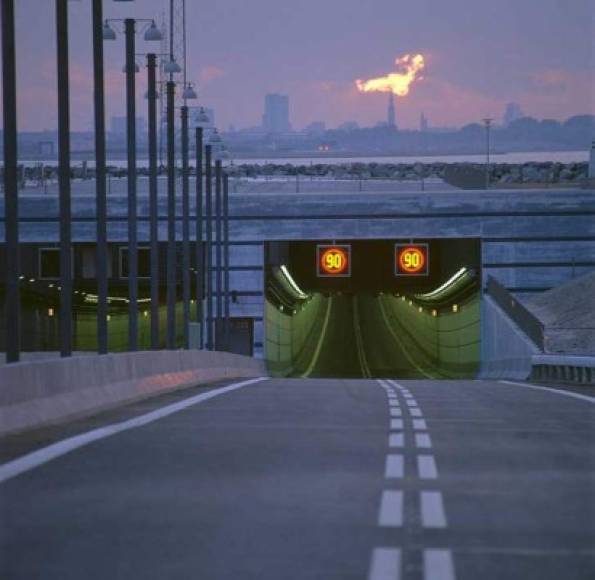 Para utilizar el Øresund hay que pagar un peaje, sin embargo, dado lo espectacular de la vista, se podría decir que es dinero bien invertido. ¿Te atreverías ingresar al túnel?