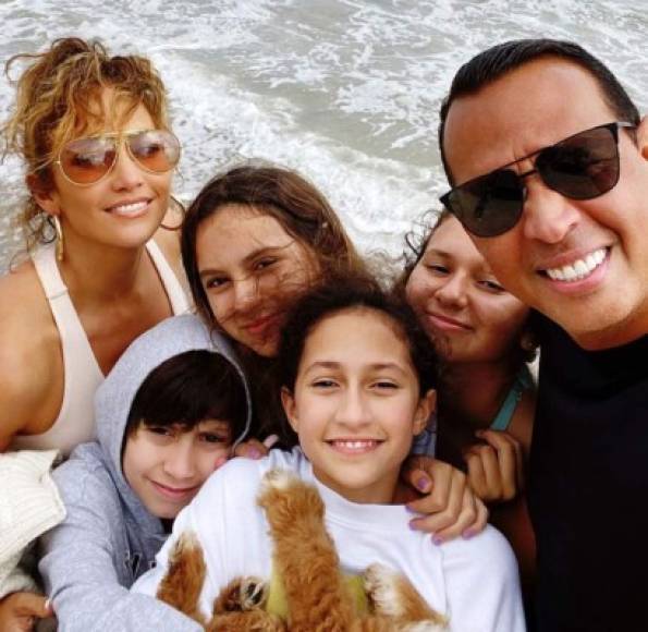 Durante los más de tres años de relación de pareja, las hijas de Alex Rodríguez estrecharon fuertes lazos con los mellizos de JLo, Emme y Max. Eran una familia feliz y unida.