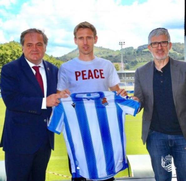 Nacho Monreal: El lateral español ha sido presentado como nuevo jugador de la Real Sociedad, llega procedente del Arsenal: 'Me siento muy contento, vengo con muchas ganas. Siempre he querido jugar aquí', dijo.