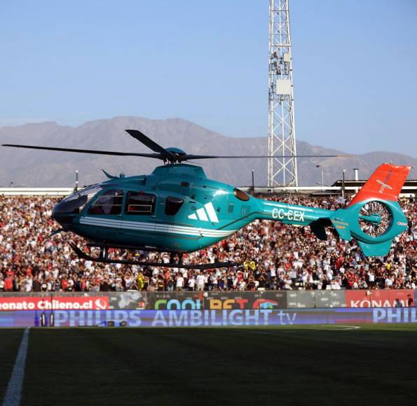El helicóptero, con Arturo Vidal a bordo, bajó en el centro de la cancha del Estadio Monumental David Arellano de Santiago, Chile.