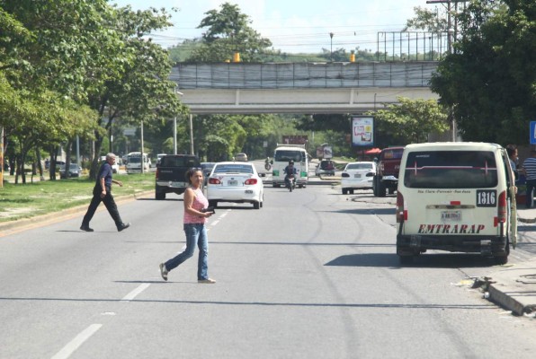 Sampedranos ponen en riesgo sus vidas al cruzar bulevares