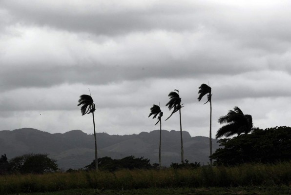 Irma toca tierra en Cuba y se fortalece como huracán categoría 5