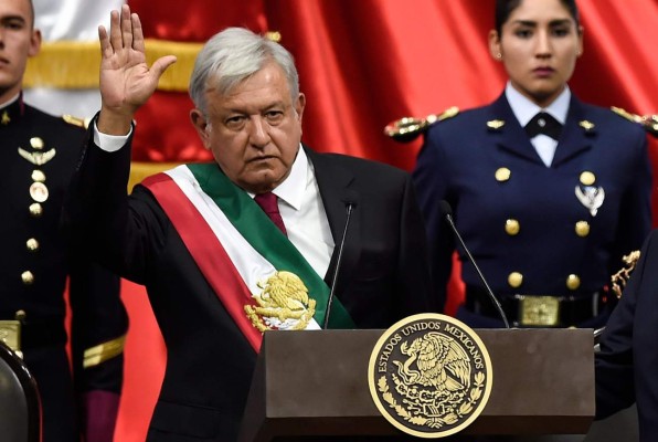 AMLO asume la Presidencia de México y promete prioridad a los más desposeídos