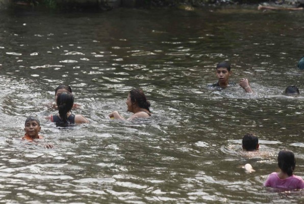 Chapuzón para sofocar el calor en San Pedro Sula