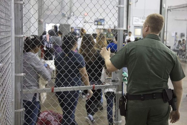 EEUU libera a familias inmigrantes por saturación en centros de detención