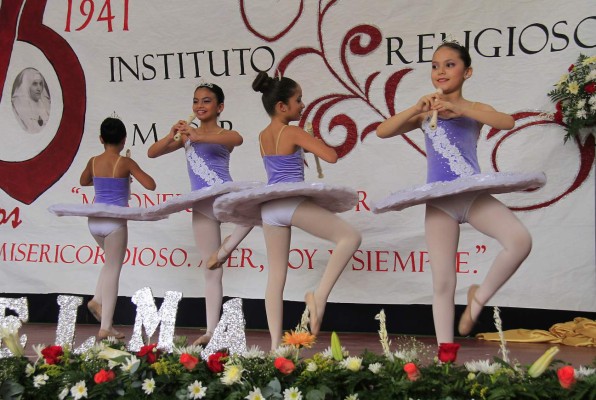 Maestros y estudiantes rinden homenaje a Madre María Luisa