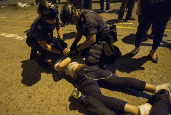 Arrestan a policías en Hong Kong por golpiza a manifestante prodemocracia