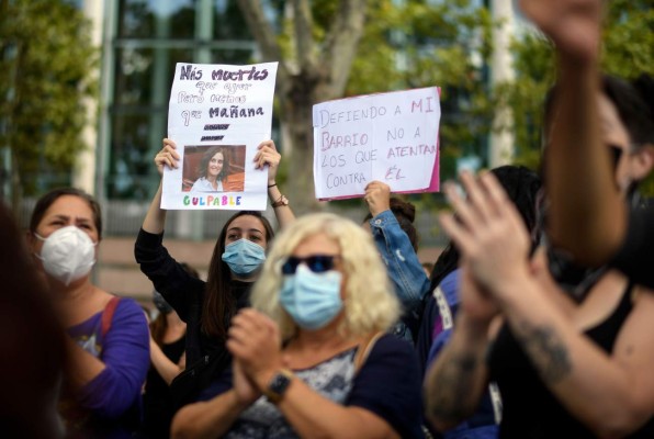 Protesters hold a banner reading 'More deaths than yesterday but less than tomorrow. Guilty ' during a demonstration against the restrictions imposed by the regional government to fight the coronavirus spread at the Vallecas district in Madrid, on September 27, 2020. - Hundreds of people protested in Madrid today against partial lockdown measures imposed on parts of the region, mainly in densely populated low-income neighbourhoods, to curb a surge in coronavirus cases. Since September 21 some 850,000 people have been confined to their neighbourhoods and unable to leave except for work, school or medical reasons although they are able to move freely within their own areas. (Photo by OSCAR DEL POZO / AFP)