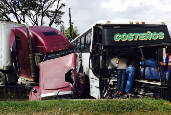 Honduras: Choque entre bus y rastra deja 10 heridos